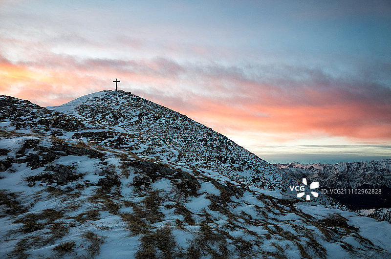 带十字架的山图片素材