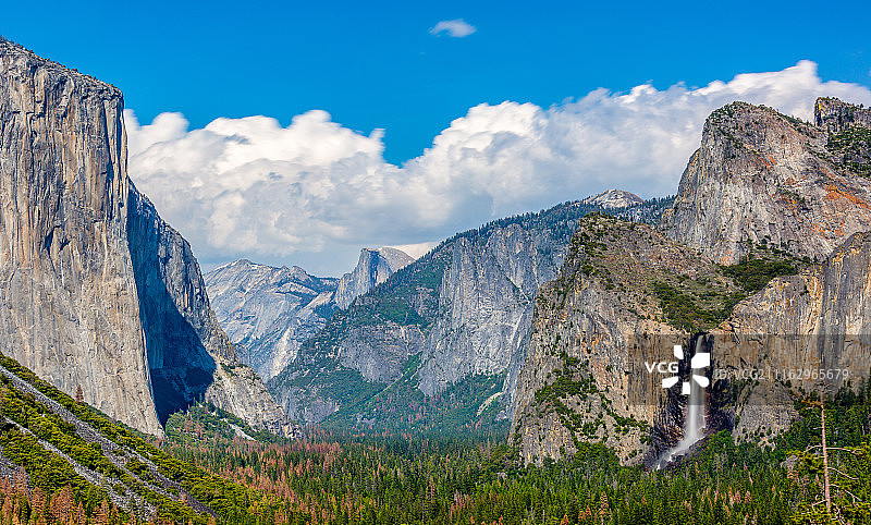 山中的瀑布图片素材