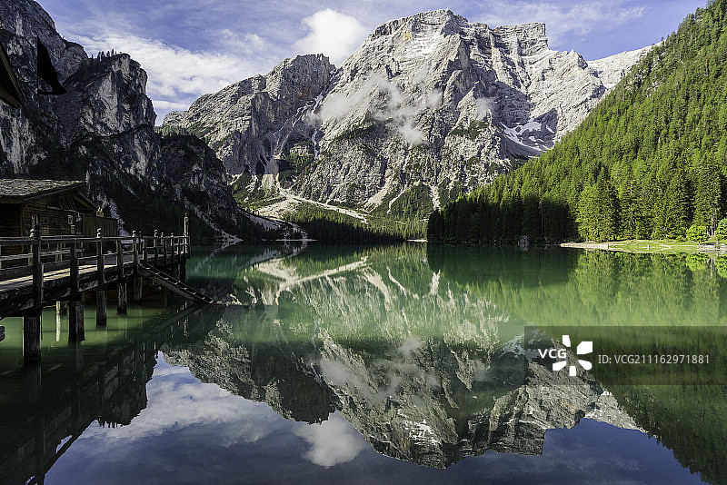山脉和森林在湖中的倒影美景图片素材