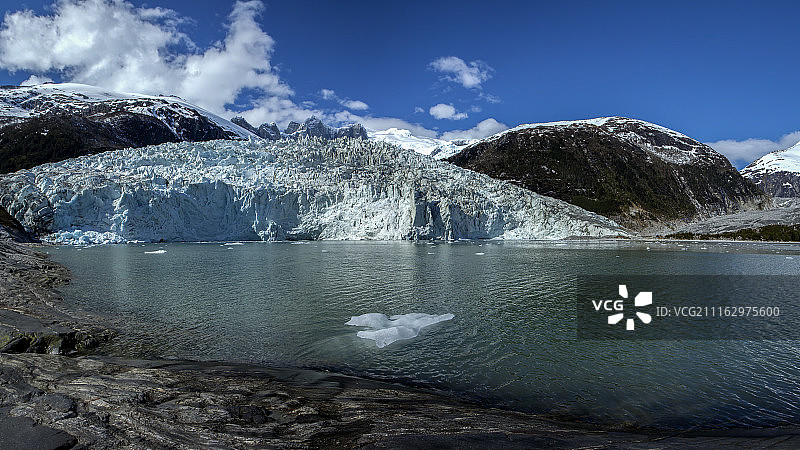 冰川和湖泊的景色图片素材