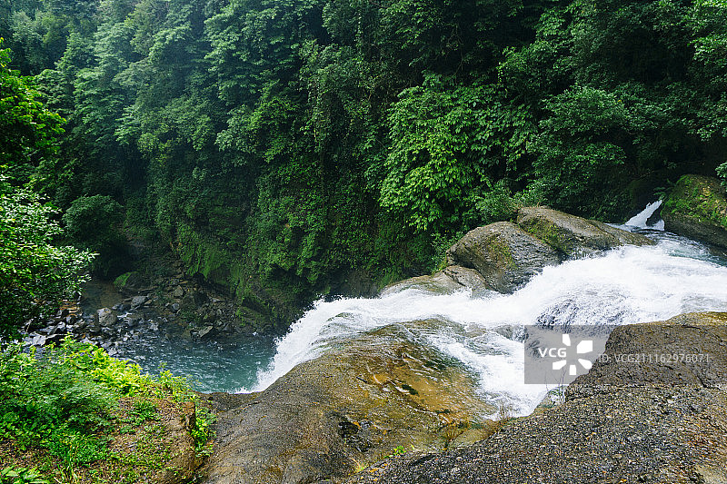 从瑙亚卡瀑布顶部看到的景色图片素材