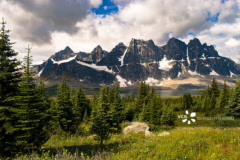 雄伟山脉前的森林和湖泊图片素材