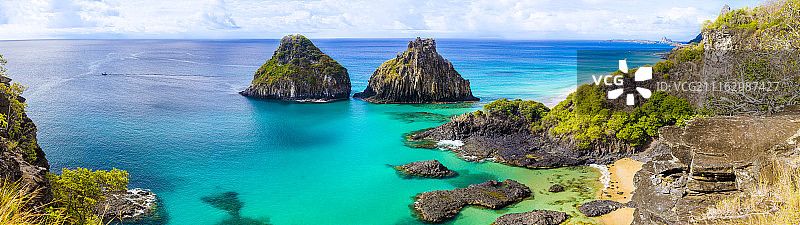 海岸附近海中的两个小岛的景象图片素材