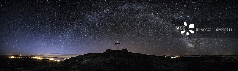 十字架夜空上的银河图片素材