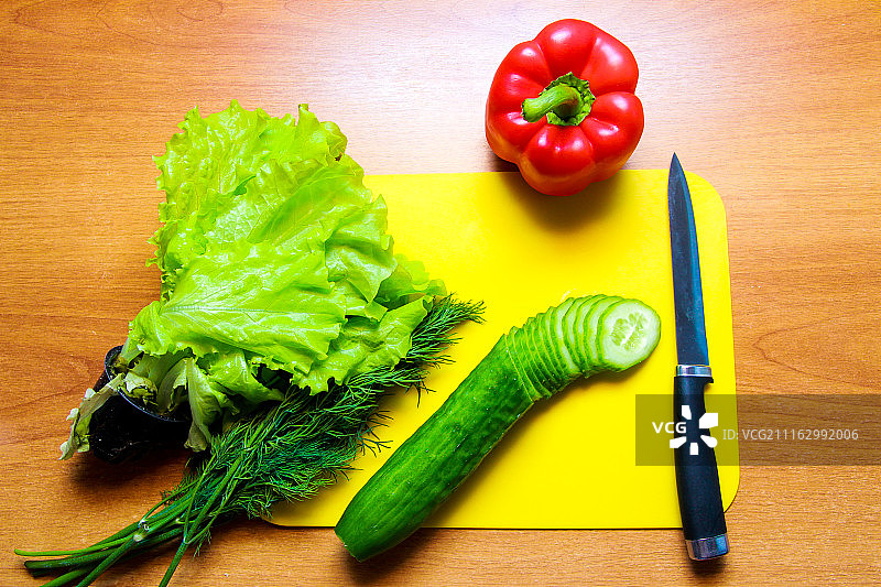 切菜板上新鲜蔬菜的俯视图图片素材