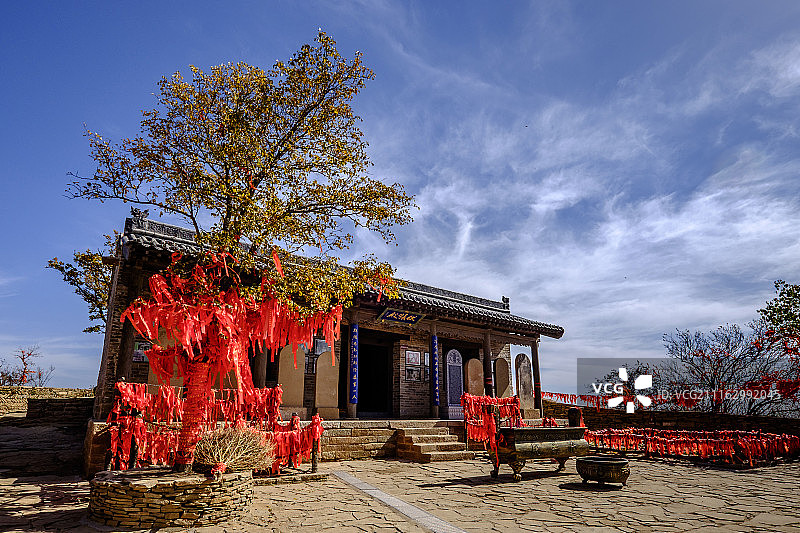 佛教寺庙外的红色装饰图片素材