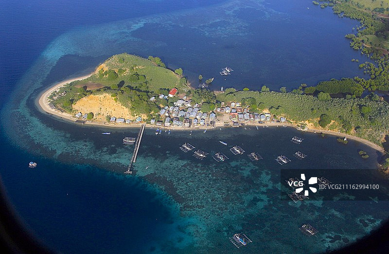 印度尼西亚拉布安巴焦塞拉亚克奇尔岛港口航拍图片素材