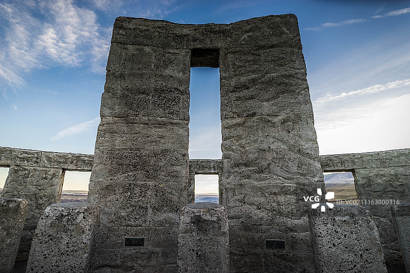 阴天背景下的石头图片素材