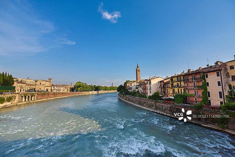 阳光下的意大利维罗纳河流城市景观图片素材
