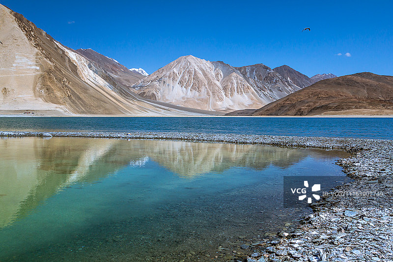 印度湖中倒映的山脉图片素材