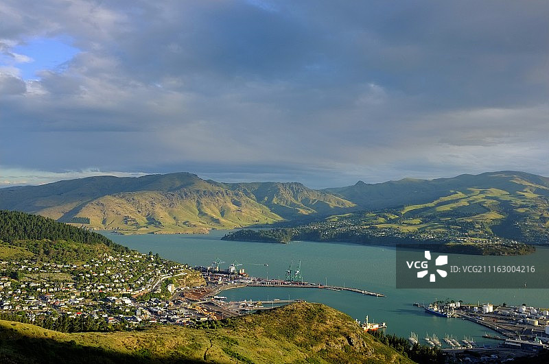 海滨小镇上空的云彩图片素材