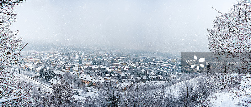 被白雪覆盖的意大利小镇图片素材