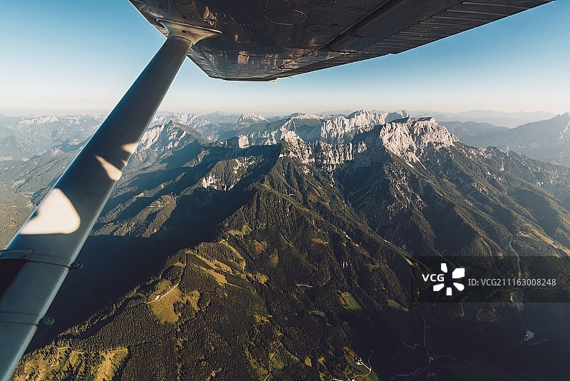 飞机上看到的山脉景色图片素材