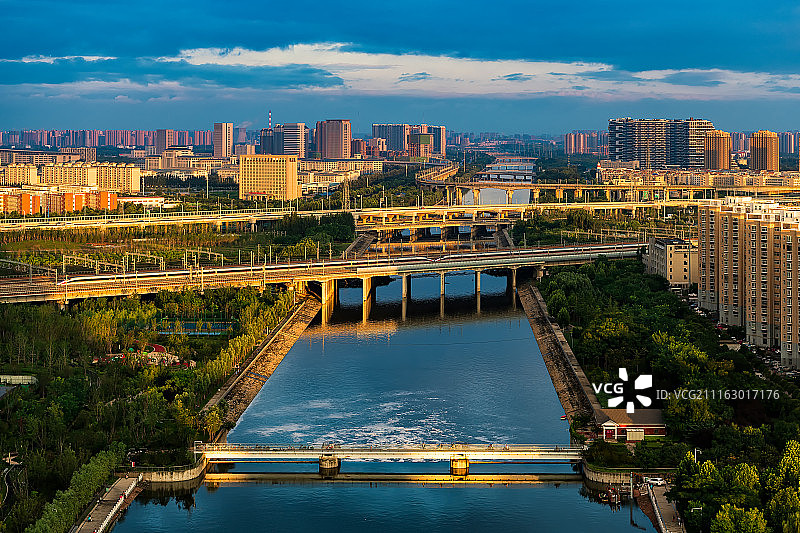 复兴号穿越城市桥梁高清图图片素材