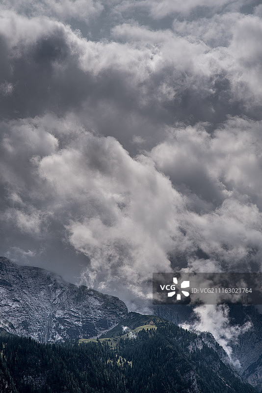 多云天空下的群山山峰图片素材