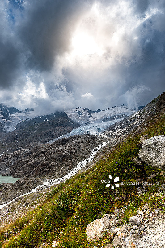 乌尔巴赫山谷尽头的戈利冰川和戈利湖图片素材