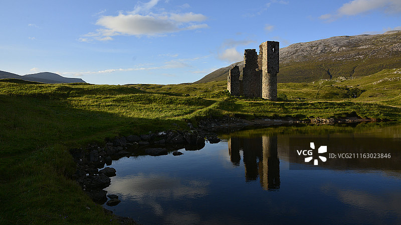 湖边的古老废墟图片素材