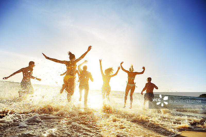 海滩日落假期人群图片素材