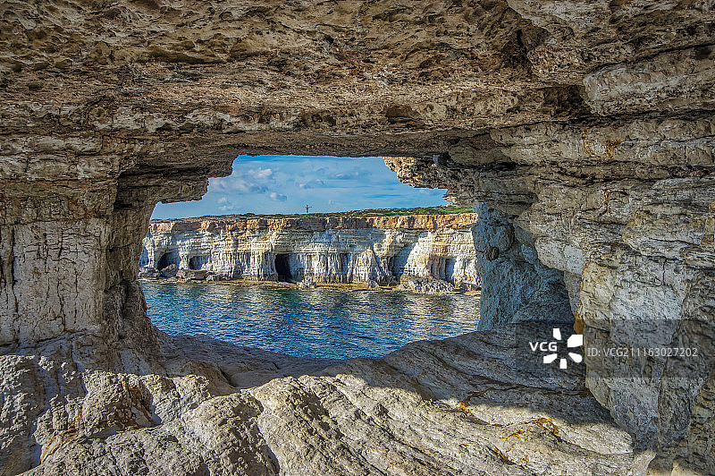 透过山洞看海的风景图片素材