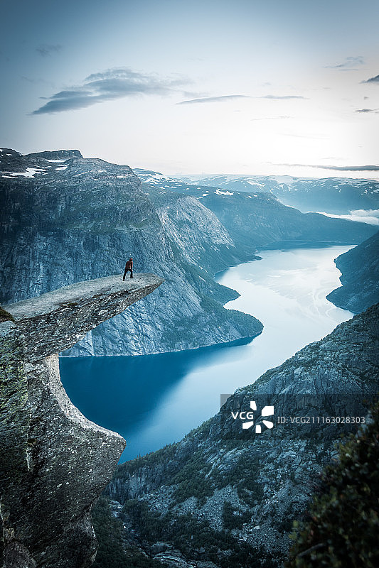 站在山上的人图片素材