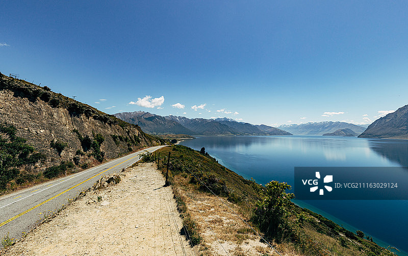 水上公路与山景图片素材