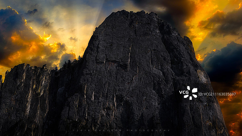 阳光下的山景图片素材