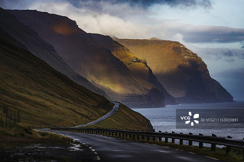 悬崖、大海和空旷的道路景观图片素材