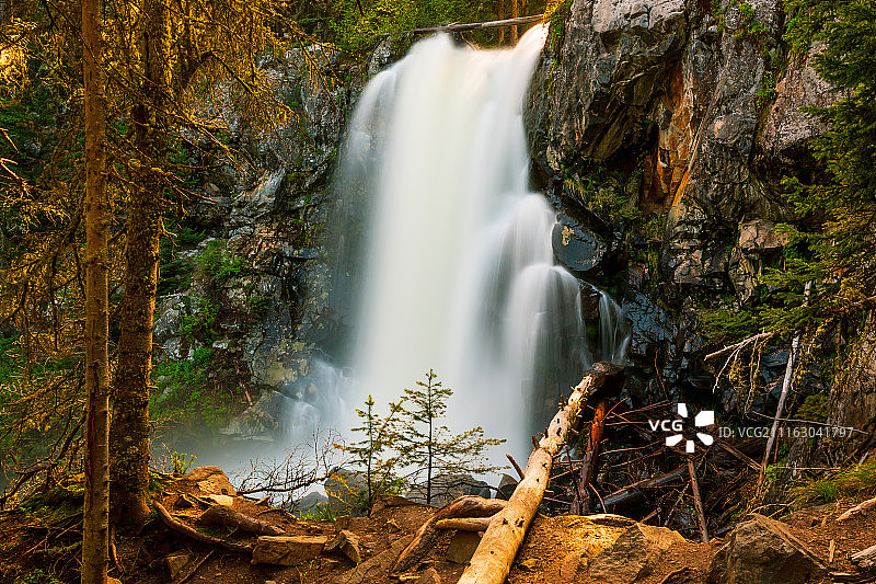 森林瀑布美景图片素材
