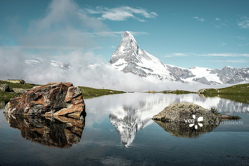 湖泊与马特宏峰山峰的风景图片素材