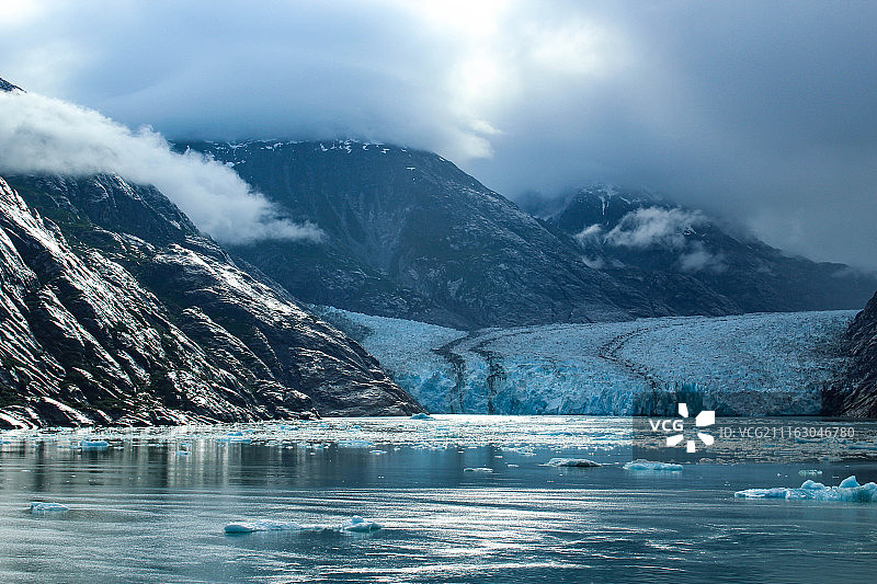 云雾缭绕的湖光山色图片素材