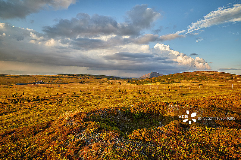 广阔棕色草原上的云彩图片素材
