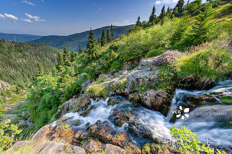 山中的瀑布图片素材