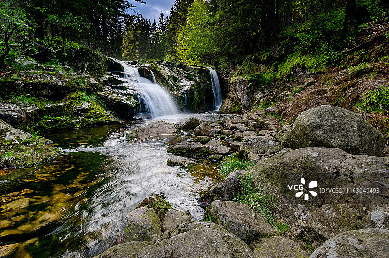 瀑布在森林图片素材