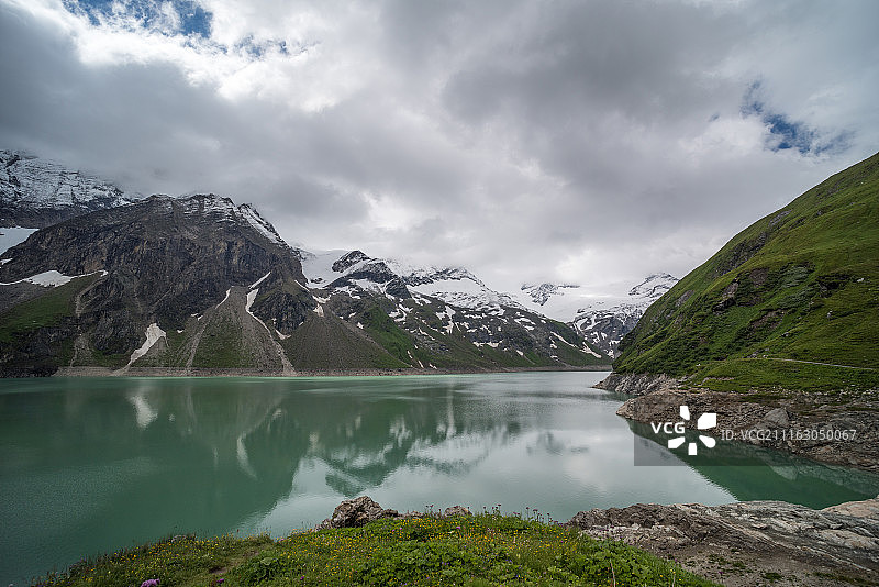湖面倒映群山景色图片素材