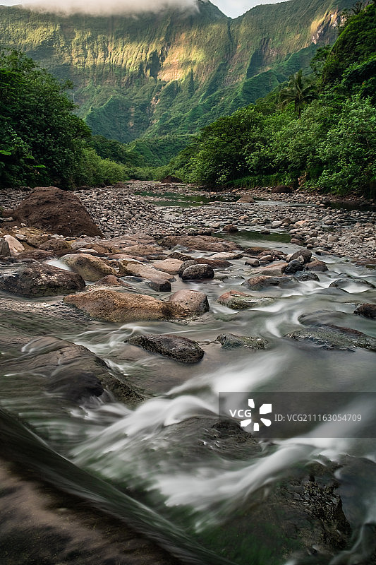 流淌于山地景观中的河流图片素材