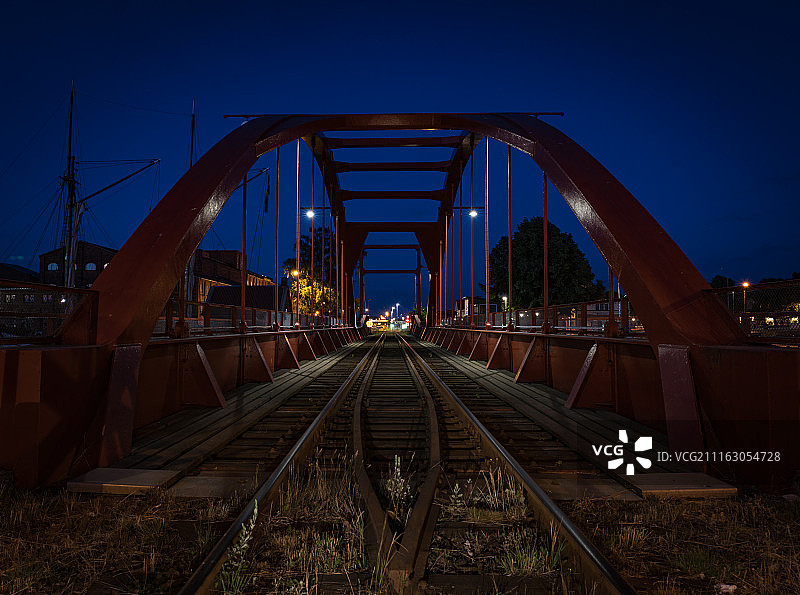 夜间铁路桥图片素材