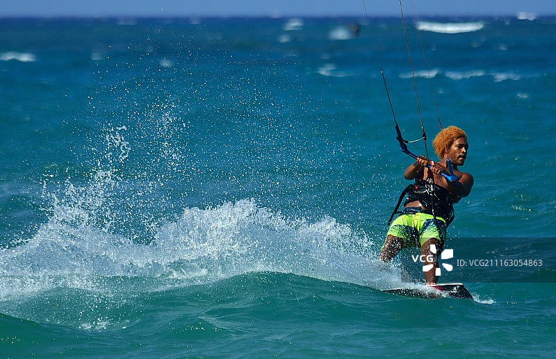 年轻男子风筝冲浪海景图片素材