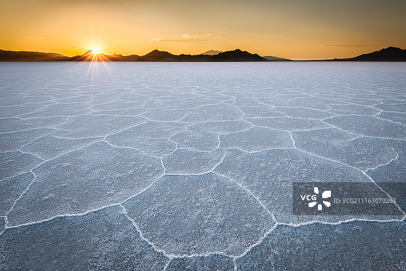 冰冻湖面日出图片素材