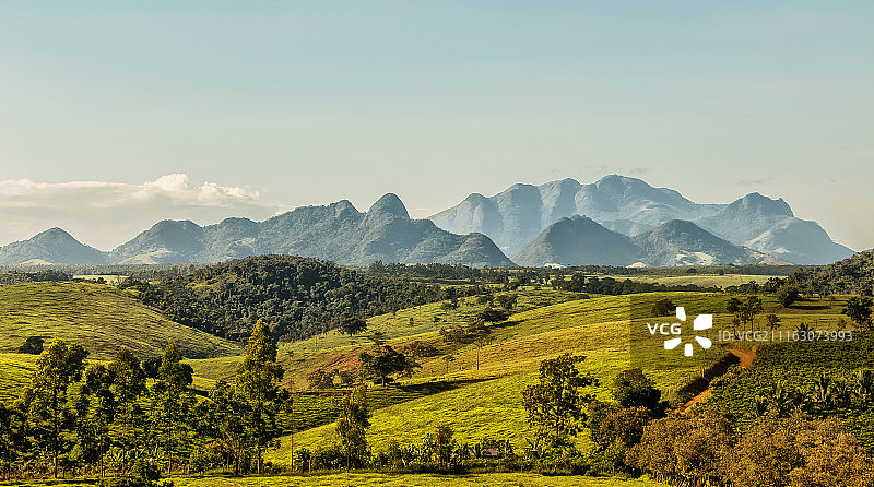 绿色山谷和后方群山的景色图片素材
