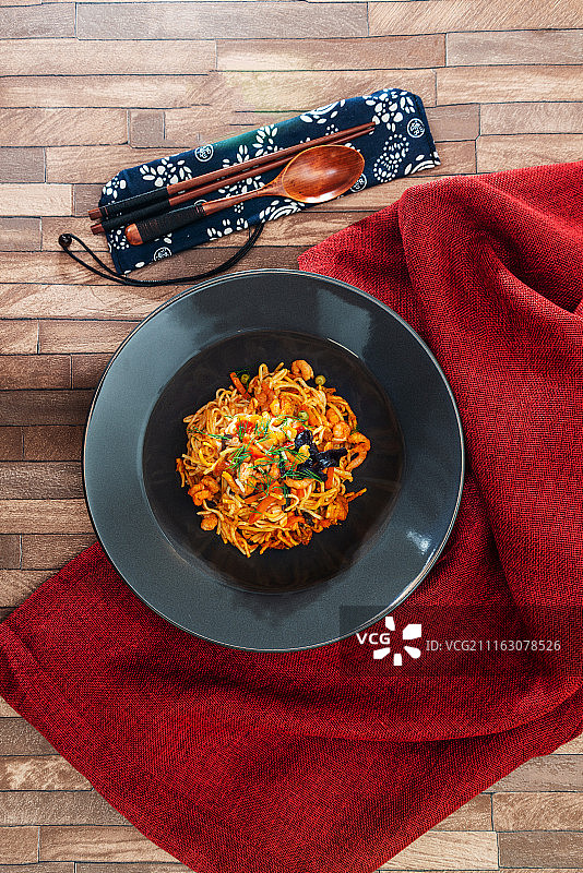 虾仁蘑菇豆芽辣味面条图片素材