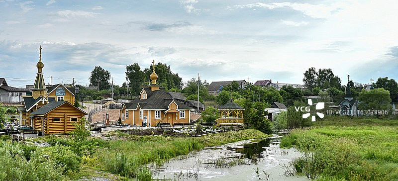 多云天空下的村庄图片素材