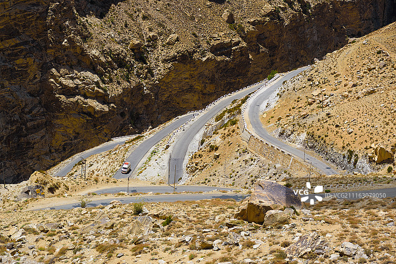 穿梭于极端地形的道路图片素材