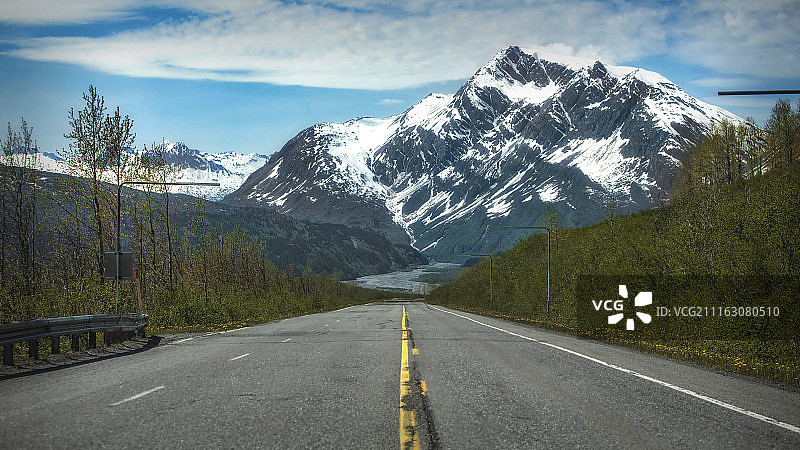 通往雪山的道路图片素材