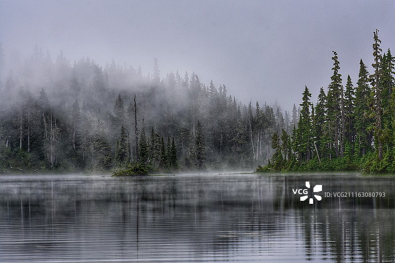 镜湖上的薄雾图片素材