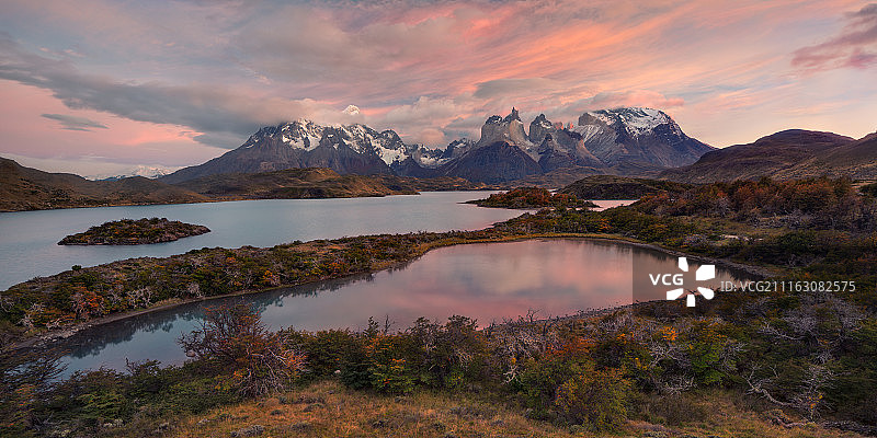 背景是山脉的湖泊图片素材
