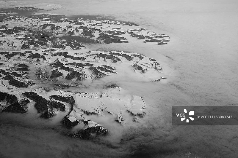 白雪皑皑的群山鸟瞰图图片素材