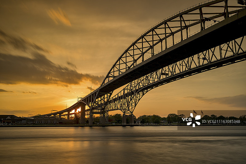 日落时分的湖上桥梁图片素材
