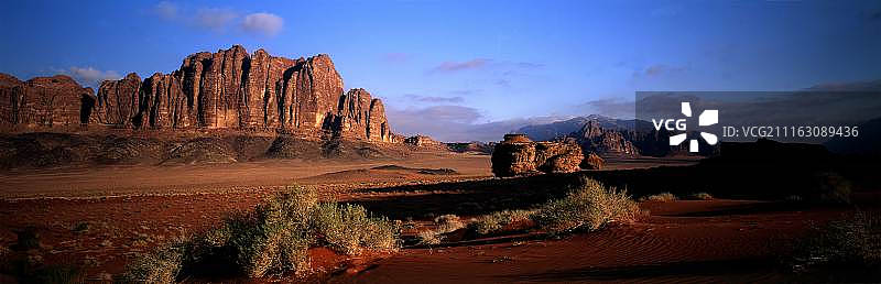 山脉的沙漠景观图片素材