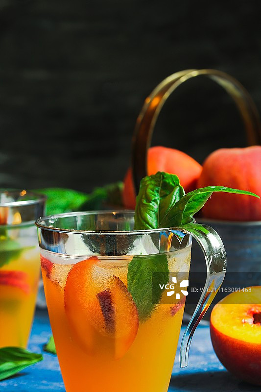 玻璃杯中含罗勒的桃汁特写图片素材