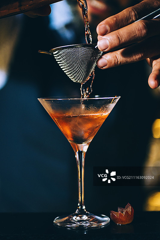 调酒师在吧台准备鸡尾酒图片素材